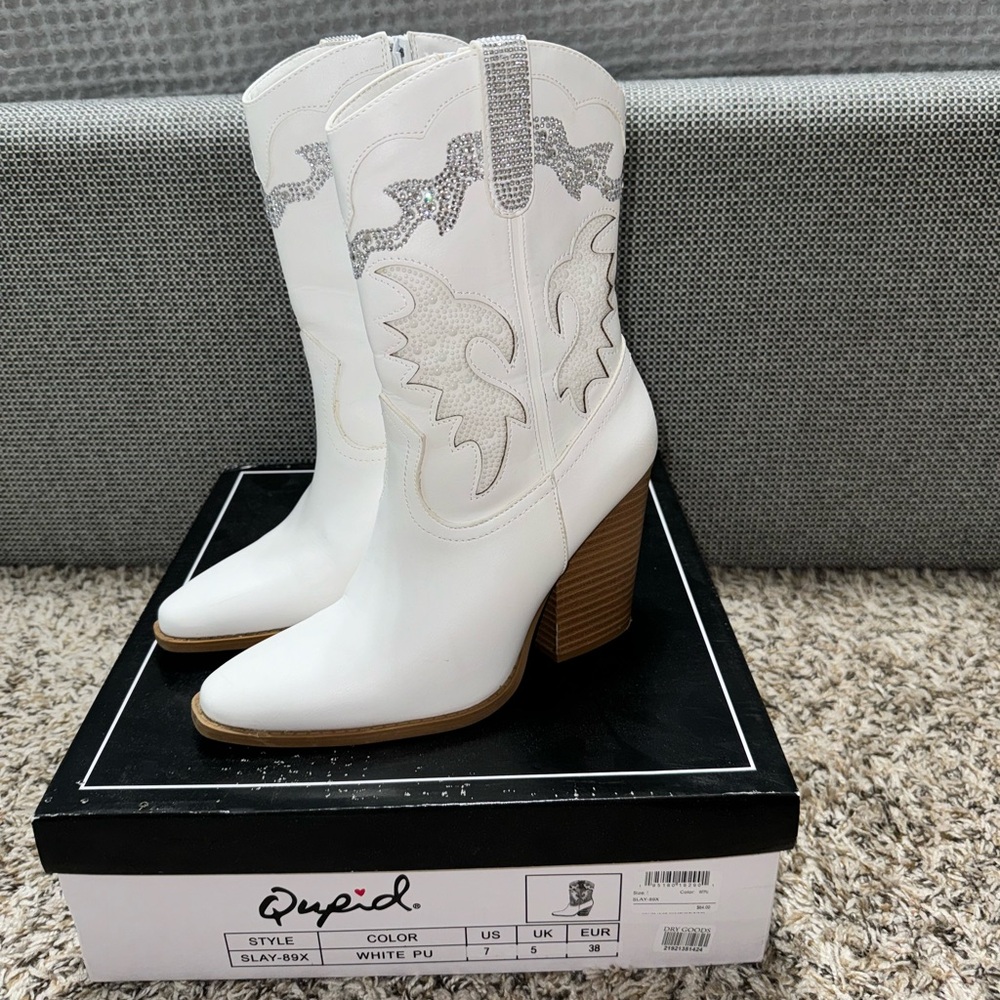 White short rhinestoned cowboy boots size 7